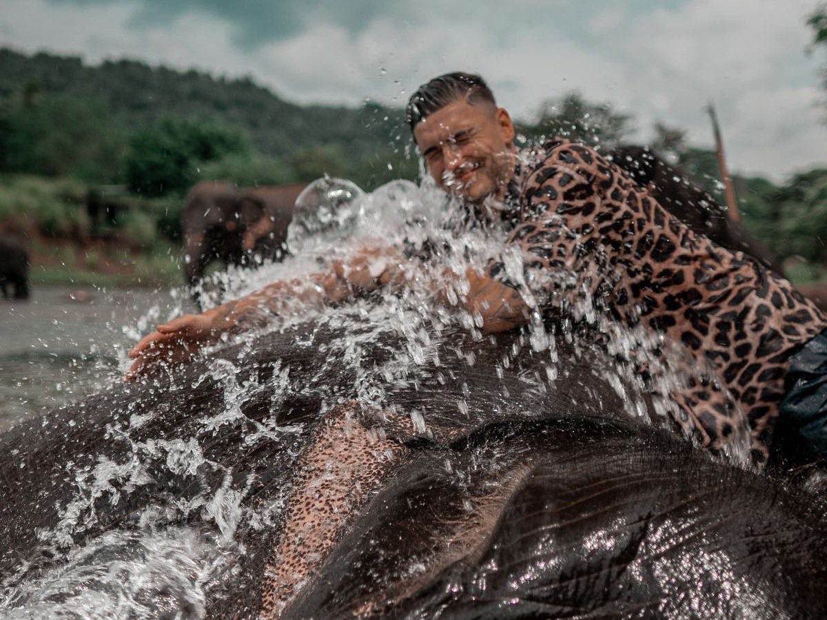 Elephant bath experience in Udawalawe